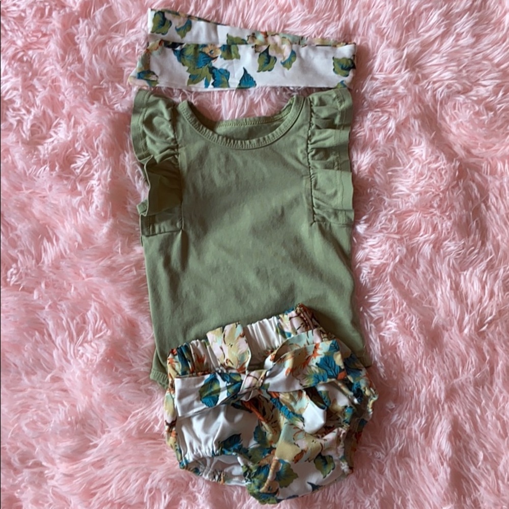 Adorable green and flower outfit w/bow (6-9M)